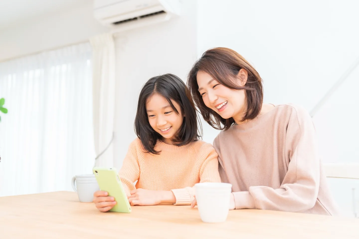 スマホでクイズに挑戦する親子