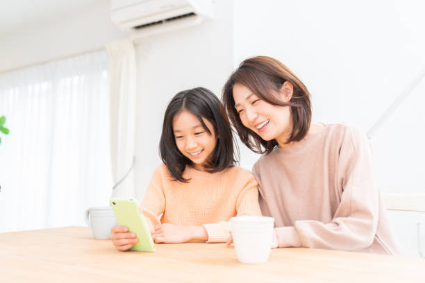 スマホでクイズに挑戦する親子